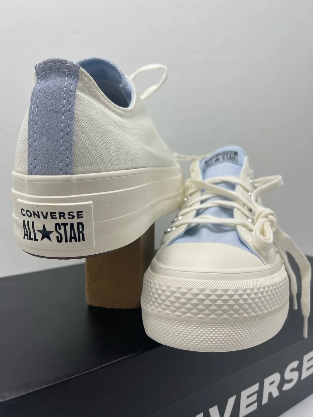 Converse CTAS LIFT OX EGRET/EGRET/BLUE SUPER-MOON Low Top Platform Sneakers